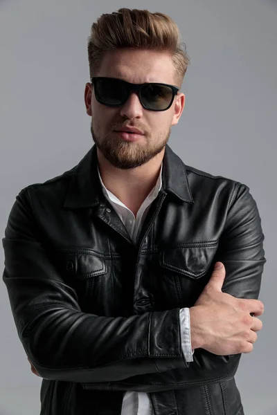 Sexy young model wearing leather jacket and sunglasses — Stock Photo, Image