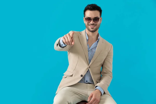 Boldog divat modell visel napszemüveg és mutató ujj — Stock Fotó