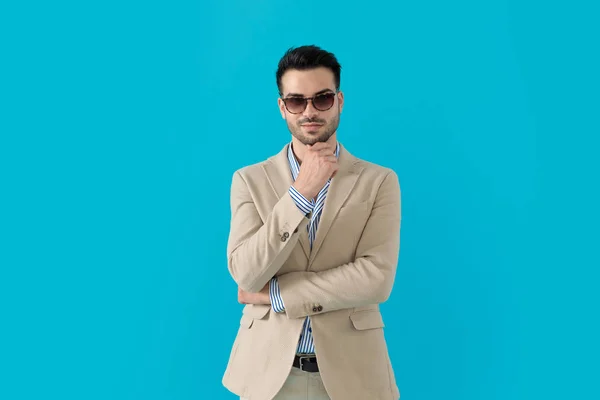 Modelo jovem feliz de mão dada ao queixo e sorrindo — Fotografia de Stock