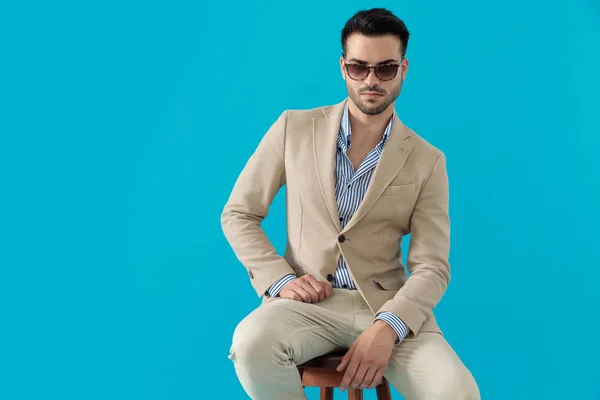 Selbstbewusster junger Mann mit Anzug und Sonnenbrille — Stockfoto
