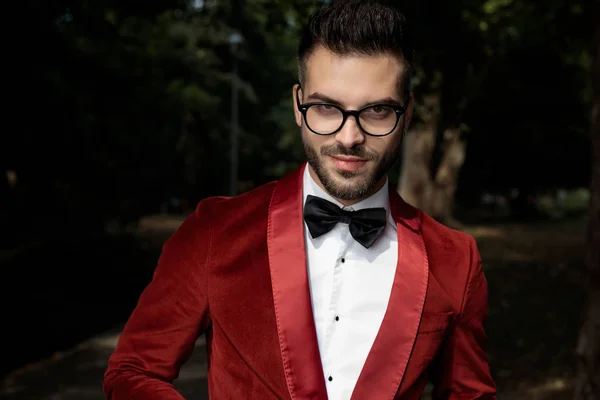 Hombre de negocios vistiendo esmoquin rojo y anteojos y mirando a la leva —  Fotos de Stock