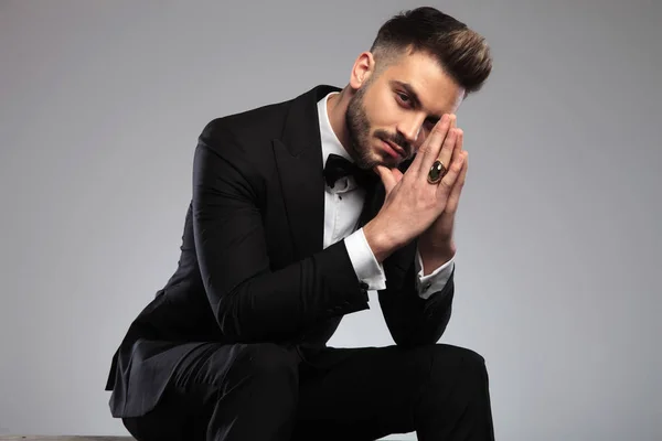 Modelo jovem elegante orando e olhando para a frente — Fotografia de Stock