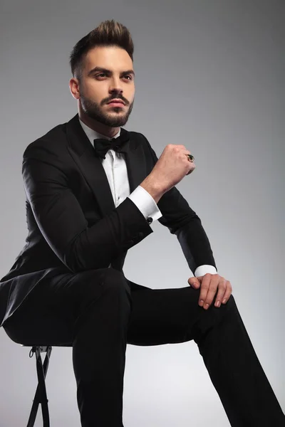 Thoughtful groom looking away while wearing tuxedo — Stock Photo, Image