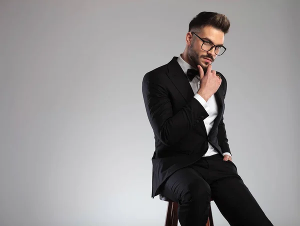 Pensive model holding his hand on his chin — Stock Photo, Image