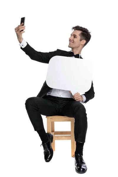 Young fashion model holding speech bubble and taking selfies — Stock Photo, Image