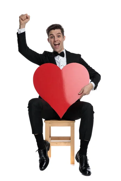 Begeisterter junger Bräutigam mit großem roten Herz — Stockfoto
