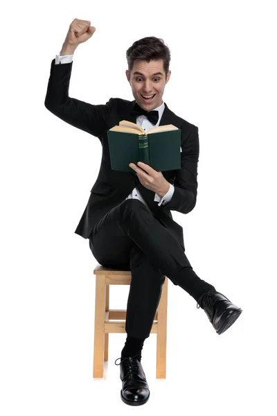 Aufgeregter junger Mann liest und feiert Sieg — Stockfoto