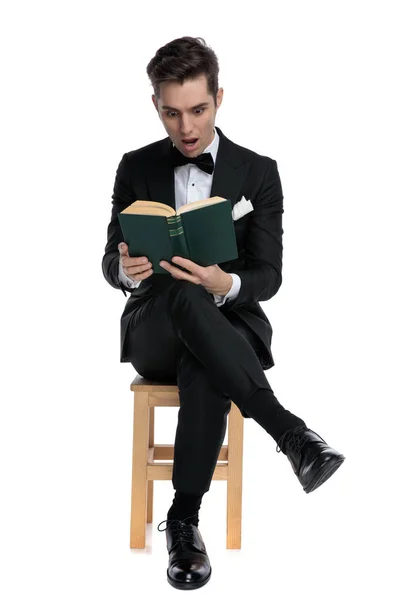 Choqué jeune homme en smoking livre de lecture — Photo