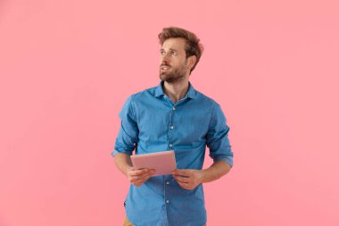 Kot gömlekli sıradan bir adam yukarı bakıyor ve hesabını tutuyor.