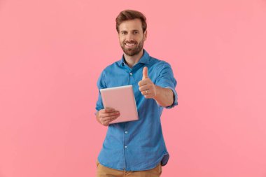 Mutlu tesadüfi adam hesabını tutuyor ve baş parmak işareti yapıyor.