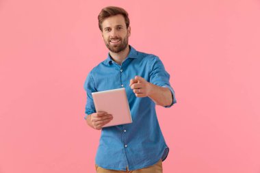 Mutlu tesadüfi adam elinde tutarak ve parmağını göstererek