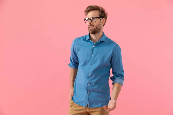 Sexy casual guy dragen bril en op zoek naar kant — Stockfoto