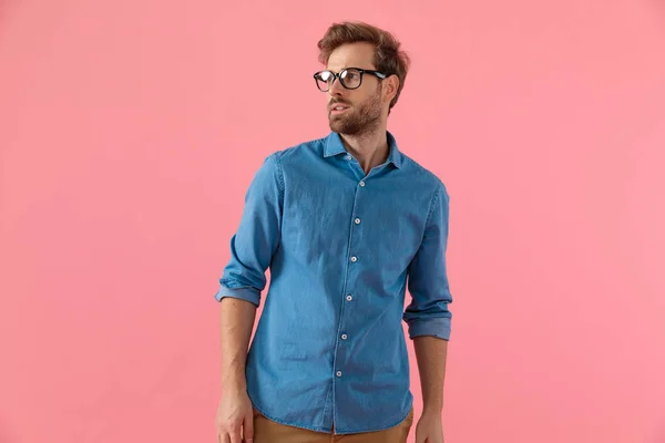 Сексуальный парень в джинсовой рубашке в очках — стоковое фото