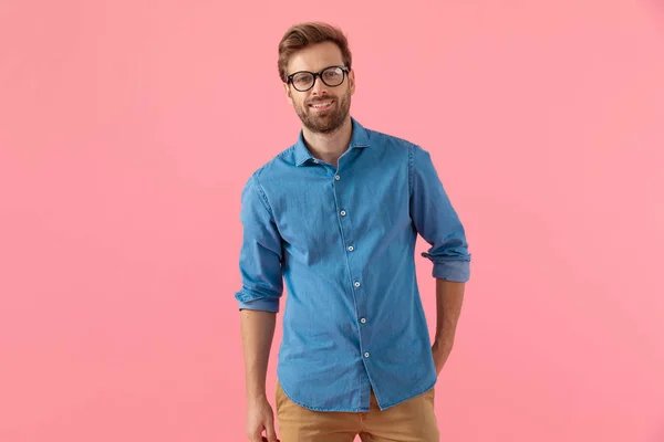 Cara casual feliz na camisa jeans vestindo óculos e sorrindo — Fotografia de Stock