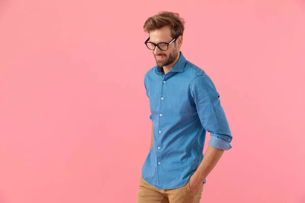 Σέξι casual τύπος με denim πουκάμισο που φοράει γυαλιά — Φωτογραφία Αρχείου
