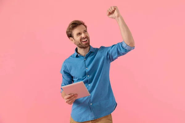 Feliz joven chico celebración de la ficha y la celebración de la victoria — Foto de Stock