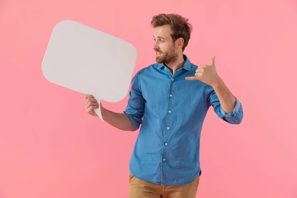 Ležérní chlap v džínové košili drží řeč bublina — Stock fotografie