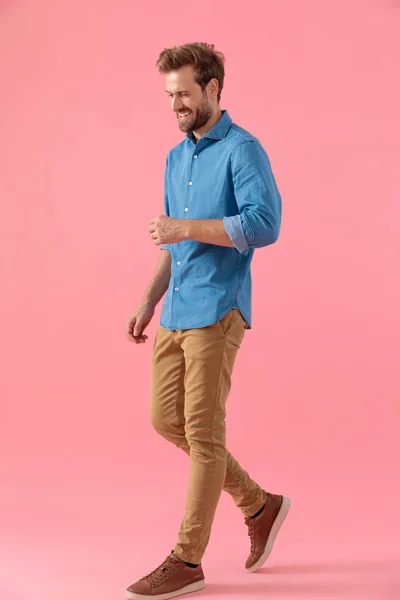 Χαρούμενος casual τύπος με denim πουκάμισο γελώντας και περπατώντας — Φωτογραφία Αρχείου