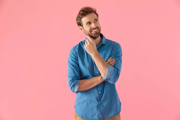 Cara casual feliz na camisa jeans sorrindo e sonhando — Fotografia de Stock