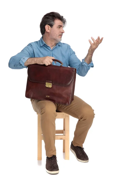 Intelligente uomo casual spiegare e gesticolare, tenendo la sua valigetta — Foto Stock