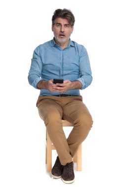 Şaşırmış sıradan bir adam telefonuna yazıyor ve nefes nefese.