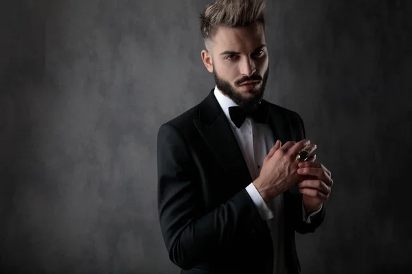 Businessman adjusting his ring while looking at camera seductive — Stockfoto