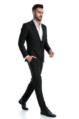 Bir eli cebinde, bir eli boşta işadamı yürüyor.