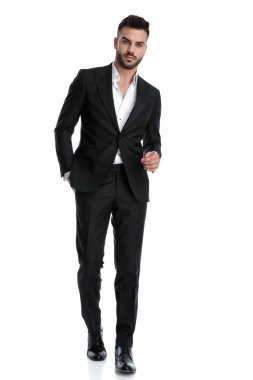 İş adamı el ele yürür ve kameraya bakar.