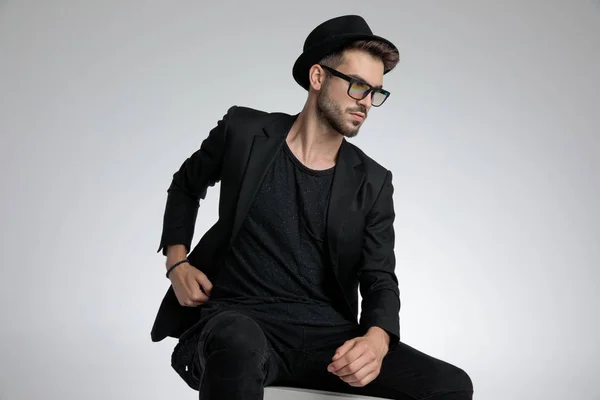 Joven guapo con sombrero negro y gafas de sol —  Fotos de Stock