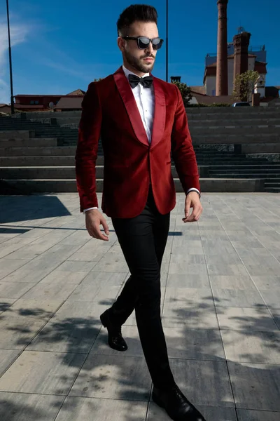 Arogancki młody elegancki mężczyzna w czerwonym aksamitnym smokingu — Zdjęcie stockowe
