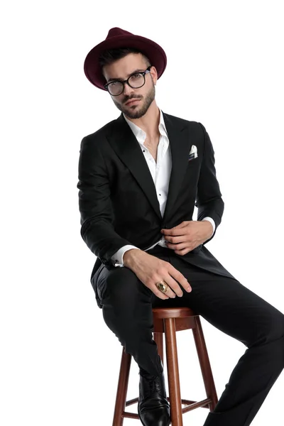 Hombre de negocios formal sentado y abriendo chaqueta seductora — Foto de Stock