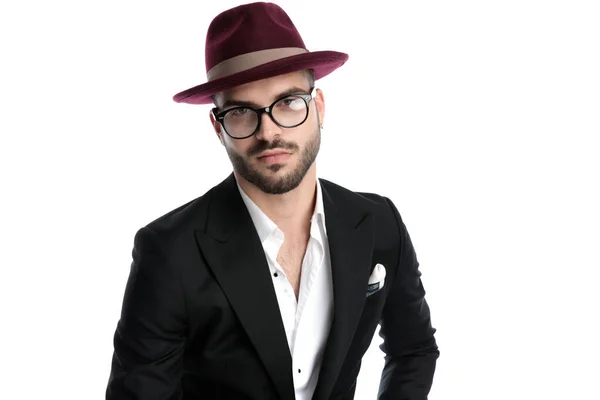 Formal business man with burgundy hat staring at camera — Stockfoto