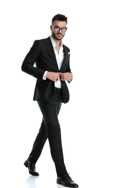 Formal businessman walking and opening jacket happy — Stockfoto