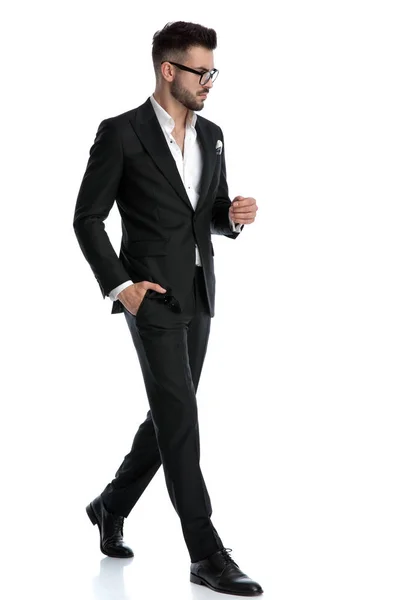 Uomo d'affari formale a piedi con la mano in tasca e guardando verso il basso — Foto Stock