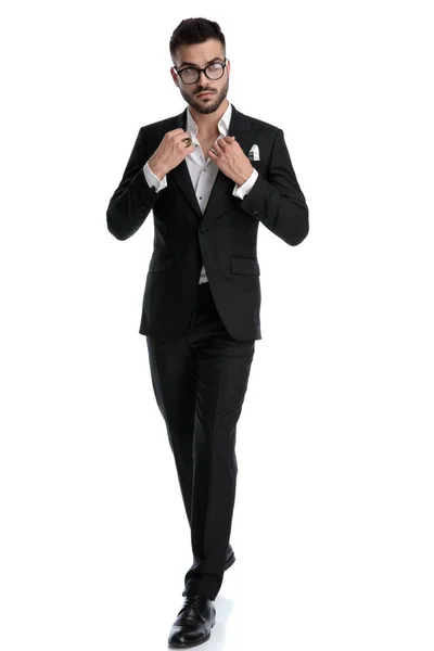 Uomo d'affari formale a piedi durante il fissaggio colletto della camicia — Foto Stock