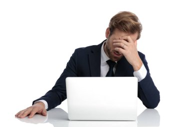 Lacivert takım elbiseli genç işadamı el ele tutuşuyor.