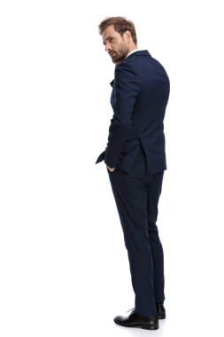 Düşünceli, genç bir iş adamı taraflara bakıp düşünüyor.