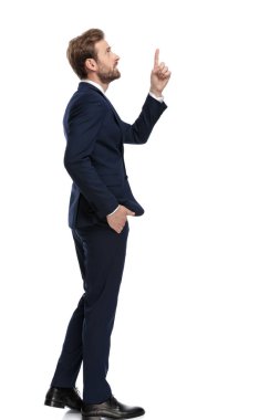 Genç işadamı başını kaldırıp işaret ediyor.