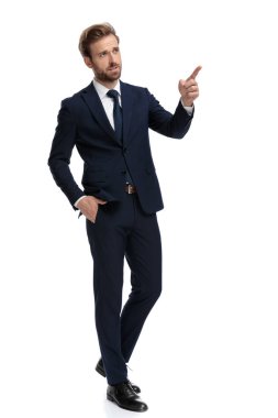 Lacivert takım elbiseli genç işadamı suçlamada bulundu.