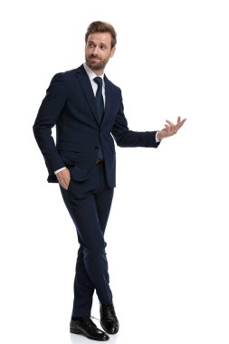 Kendine güvenen işadamı gülümsüyor ve sunuyor