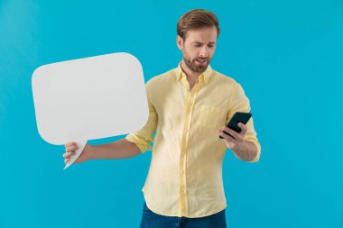 Düşünceli sıradan bir adam telefonuna yazı yazıyor. 