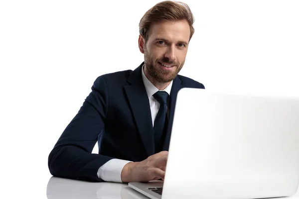 Glad ung affärsman i marinblå kostym ler — Stockfoto