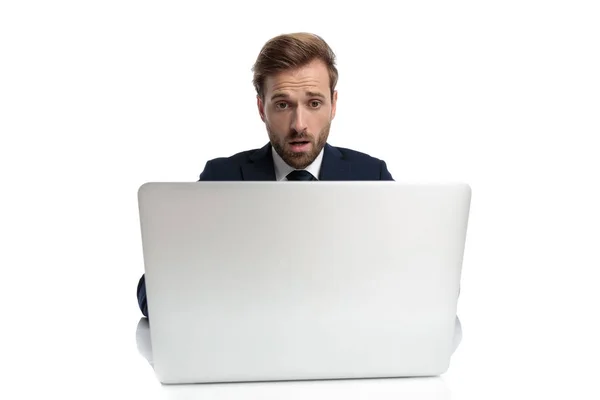 Shocked young businessman in navy blue suit reading emails — Stock Photo, Image