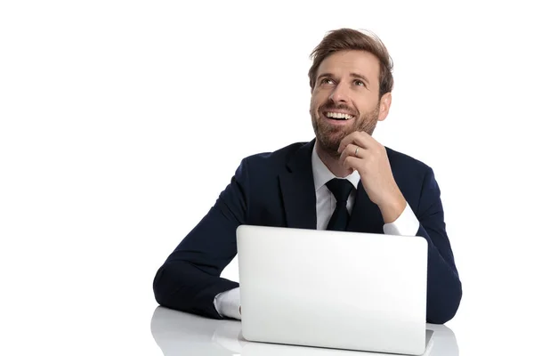 Feliz joven empresario sonriendo y mirando hacia arriba —  Fotos de Stock