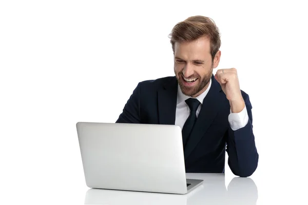 Взволнованный бизнесмен читает электронные письма и празднует победу — стоковое фото
