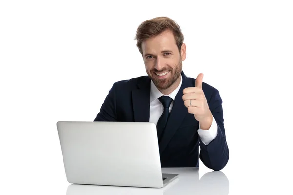 Счастливый бизнесмен улыбается и делает большие пальцы вверх знак — стоковое фото
