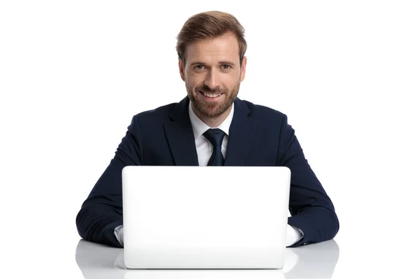 Feliz joven empresario en traje azul marino sonriendo —  Fotos de Stock