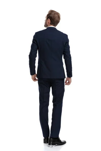 Junger Geschäftsmann im marineblauen Anzug blickt auf und träumt — Stockfoto