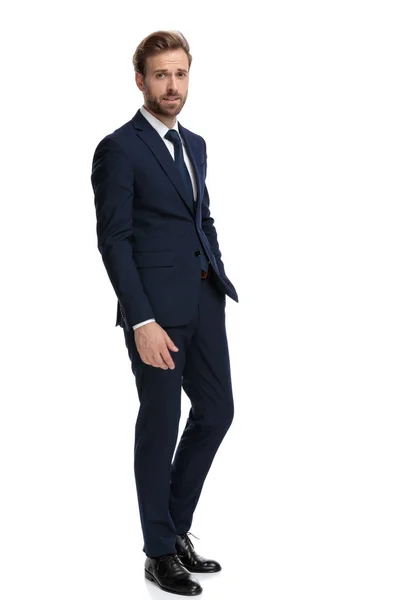 Junger Geschäftsmann im marineblauen Anzug, die Hände in der Tasche — Stockfoto