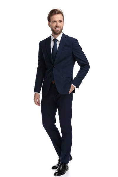 Heureux jeune homme d'affaires en costume bleu marine souriant — Photo